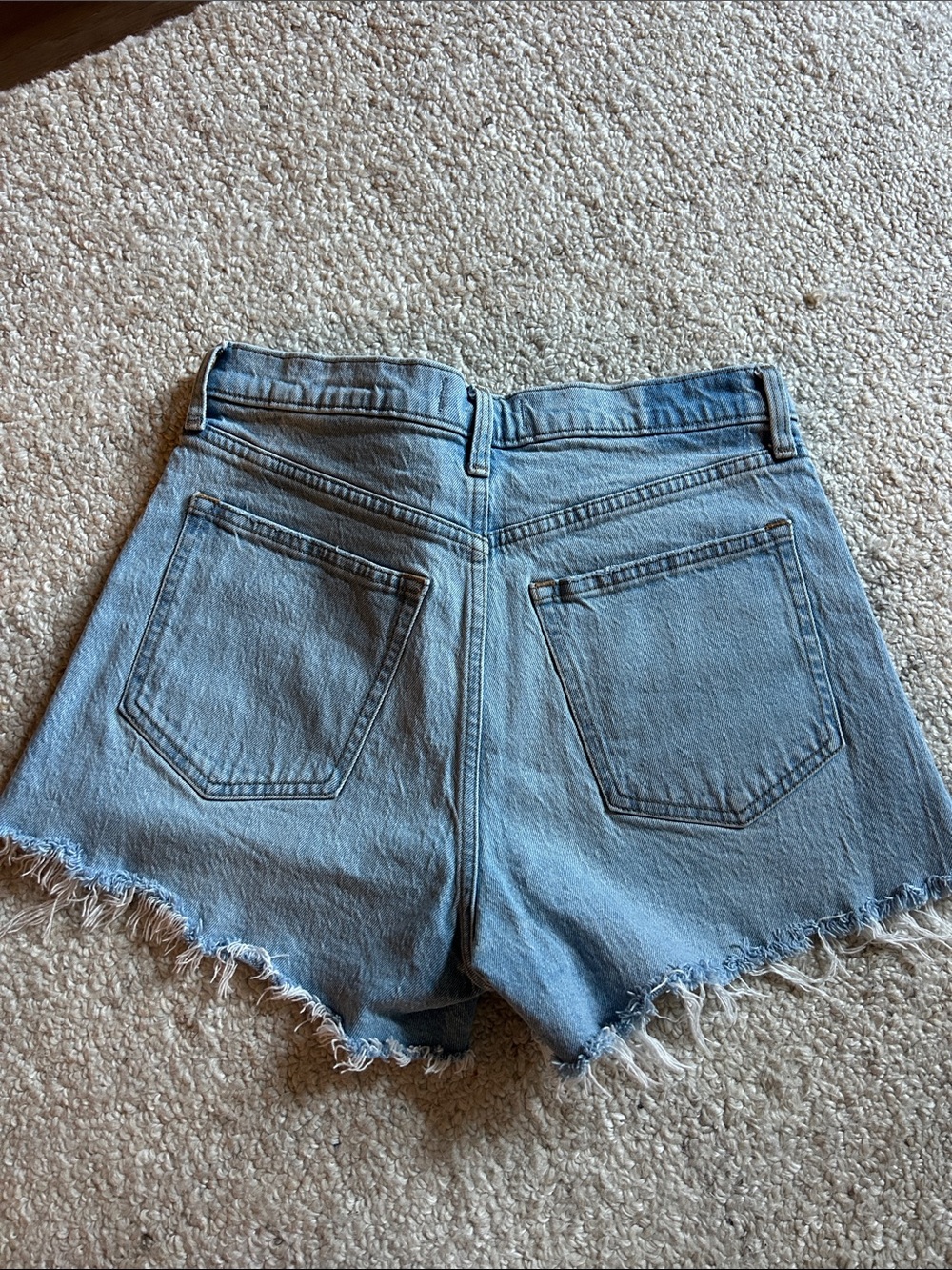 Abercrombie & Fitch Light Wash- 90s Relaxed Cutoff Short High Rise - Picture 3 of 3